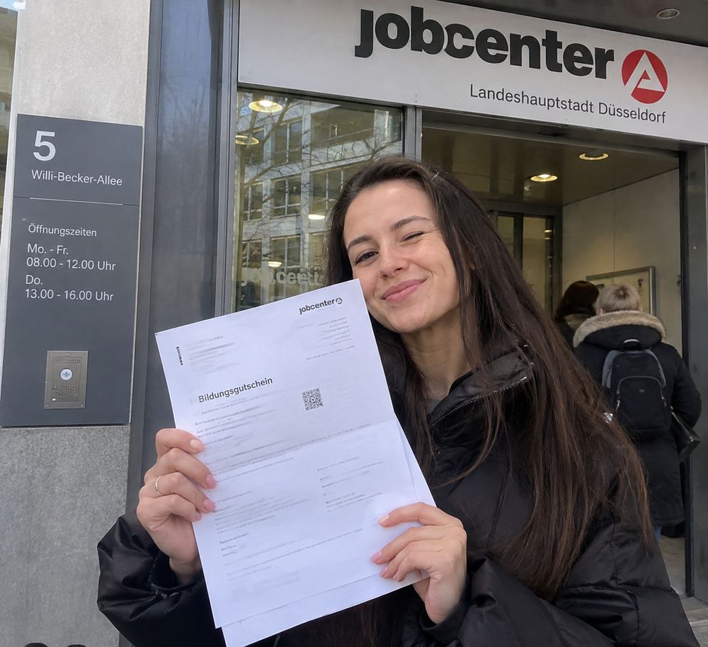 Bildungsgutschein vor einem Jobcenter